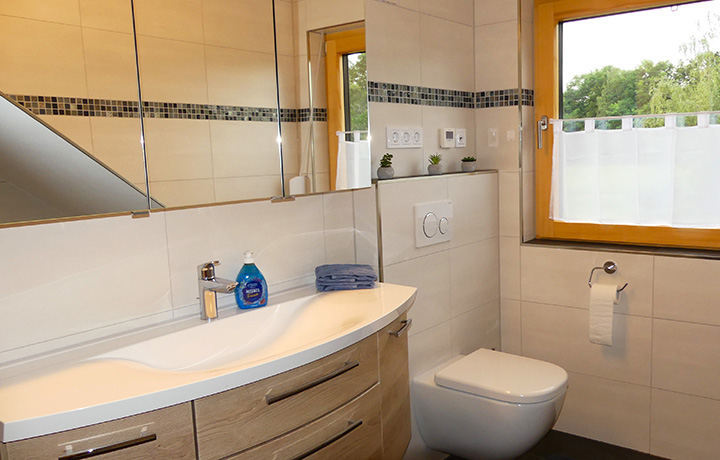 Badezimmer mit Toilette und Waschtisch